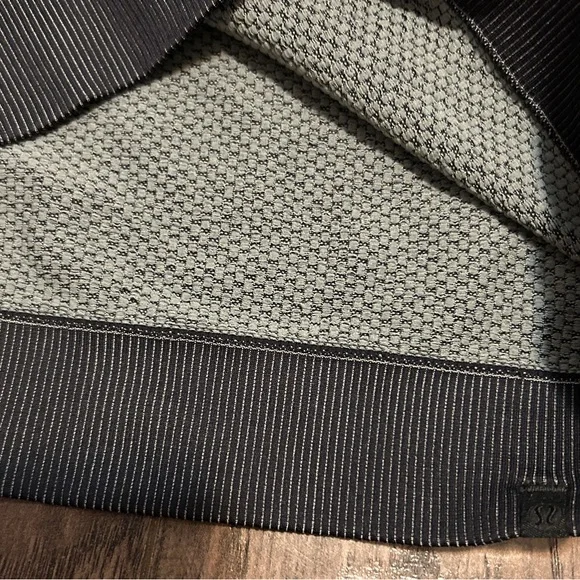 Restless -6 - Picture 3 of 4